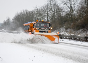 Ob's stürmt oder schneit... tags
                        und nahts leisten wir sehr gerne den Winterdienst für Sie. Unsere Fahrzeuge sind auf die Schneeräumung und den Winterdienst spezialisiert und sind vor allem im Norden Münchens unterwegs.